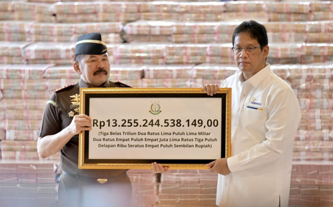 Jaksa Agung ST Burhanuddin secara simbolis menyerahkan uang pengganti kerugian negara sebesar Rp 13,255 triliun dalam kasus tindak pidana korupsi pemberian fasilitas ekspor CPO kepada Menkeu Purbaya Yudhi Sadewa, Senin (20/10/2025). [Dok. Kemenkeu]